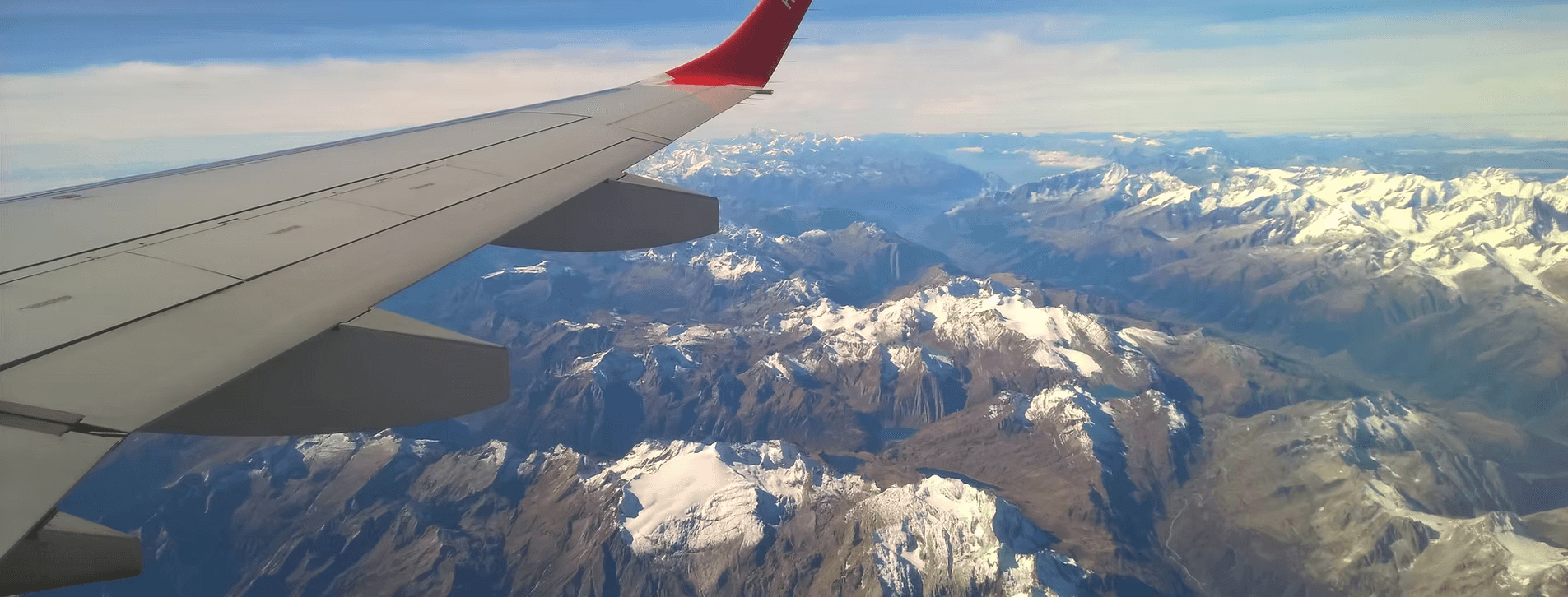 Vista aérea de montanhas desde um avião