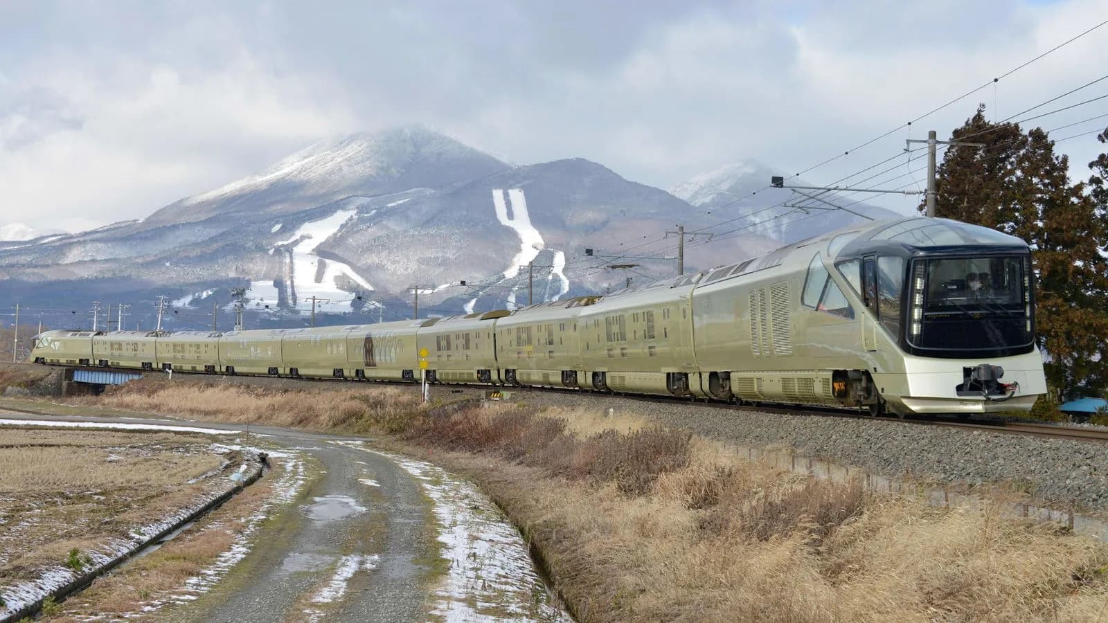 Train Suite Shiki-shima